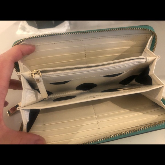 Kate Spade New York Green Cobble Hill Lacey wrap around Wallet. - Picture 11 of 13